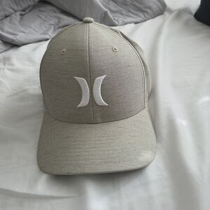 Hurley Beige Logo Baseball Cap Flexfit Size S/M Never Worn, Too Big